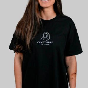 Camiseta unisex “Can Torras – Donde el amor ladra más fuerte”